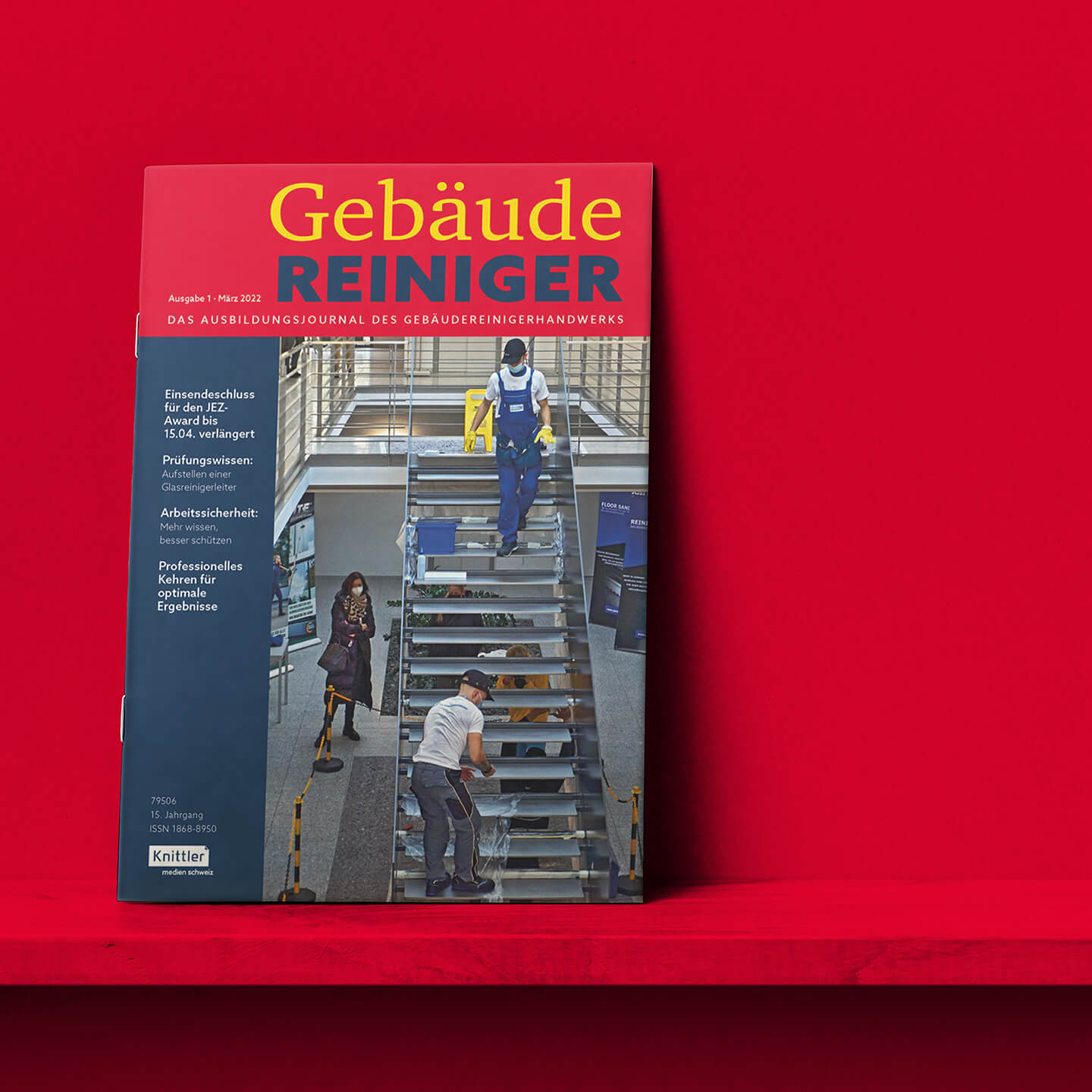 Ein GebäudeReiniger-Heft vor einem einfarbig roten Hintergrund